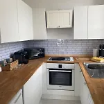 Montrose - Stylish Apartment With Free Parking